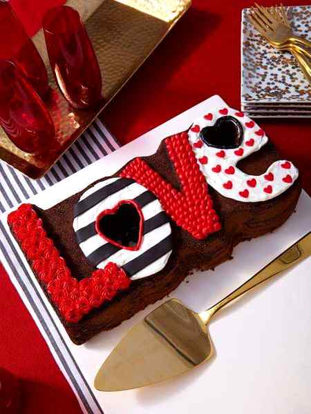 لوگ کہتے ہیں میرا دل پتھر کا ہے لیکن 
اک شخص اسے بھی توڑنے کا ماہر نکلا 
💔💔