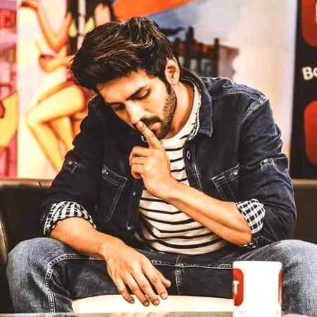 میرے کردار پہ کیوں انگلیاں اٹھاتے ہو لوگو
اک آدھ  "ع  ش  ق"  تو چلتا ہے جوانی میں. ❤Smart