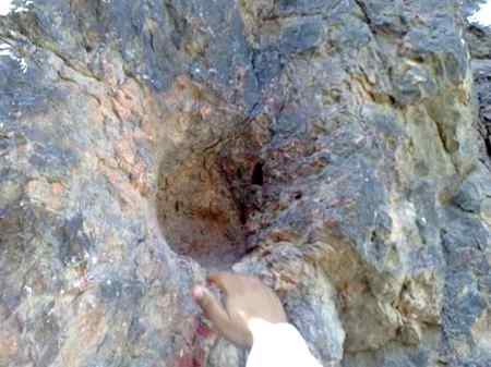 Hazarat muhhamad( S.A.W)k sir e mubarak ka nishan madina pak k ak pather pr