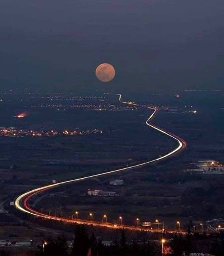 اگر راستہ خوبصورت ہے تو یہ ضرور دیکھ لو کہ کہاں جاتا ہے۔
لیکن اگر منزل خوبصورت ہو تو یہ مت دیکھو کہ راستہ کیسا ہے۔۔۔۔

❁سوچ_کا_سفر❁