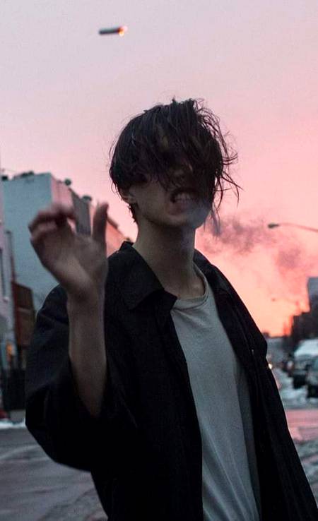 *میرے سینے سے ذرا کان لگا کر دیکھو*
سانس چلتی ھے ک زنجیر زنی ہوتی ہے