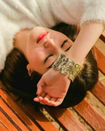 آپ سے جلد ملاقات کا امکان ہے اب
آپ خوابوں میں لگاتار نظر آتے ہیں۔