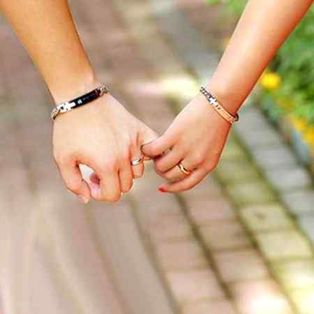 غم کی طویل قید سے مجھ کو ___رہائی دے___
کچھ دن اگر____ یہ چاند سا چہرہ دکھائ دے___
تعویز ایسا دے کوئی____ اپنے مرید کو___
مُرشد وہ میرے ہاتھ میں____ اپنی کلائی دے___