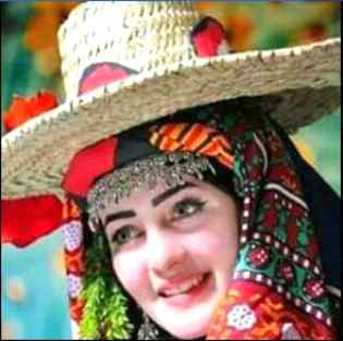 نہ سر پے____تاج ھے۔نہ سر____تاج کا مُختاج ھے___ارے اپناتو ویسےہی_____دِلوں پے_____راج ھے