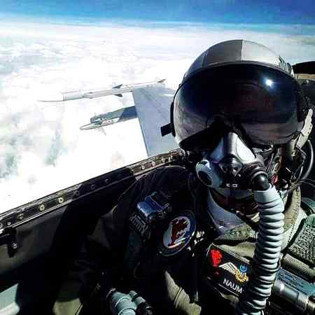 جنگیں وہ ہارتے ہیں جہاں صرف فوجیں لڑتی ہے
جہاں قومیں لڑ جائے وہ قومیں کبھی ہارا نہیں کرتے۔
ہماری قوم پاک فوج کے ساتھ ہے
🇵🇰انشآءاللہ🇵🇰