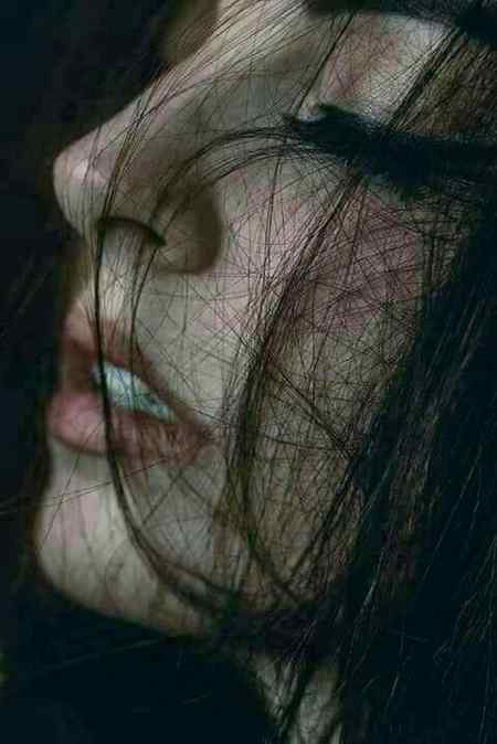 تمہیں ترس آجائے تو بات الگ ہے_
میں تمہارے ستم پر اُف بھی نہیں کرونگی