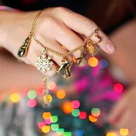 مجھے اداس کر گئے ہو ، ، خوش رہو 
مرے مزاج پر گئے ہو ، ، خوش رہو

مرے لیے نہ رک سکے تو کیا ہوا 
جہاں کہیں ٹھہر گئے ہو ، ، خوش رہو

خوشی ہوئی ہے آج تم کو دیکھ کر 
بہت نکھر سنور گئے ہو ، ، خوش رہو

اداس ہو کسی کی بے وفائی پر 
وفا کہیں تو کر گئے ہو ، ، خوش رہو

گلی میں اور لوگ بھی تھے آشنا 
ہمیں سلام کر گئے ہو ، ، خوش رہو

تمہیں تو میری دوستی پہ ناز تھا 
اسی سے اب مکر گئے ہو ، ، خوش رہو