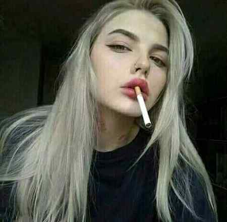Yun hi nhi jalta zmana ham se...😏😏..ham andaz hi zmany se alag rkhty hain ✌✌