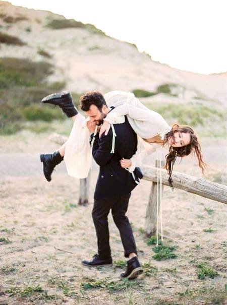 آتی میرے کندھے تک بھی نہیں 
اور چڑھی ہر وقت سر پر رہتی ہے.😘

💞😊