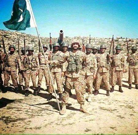 للکارتا ہوں جب میں جی جان سے اپنی ہی دھن میں!
ان  ذروں  میں  بھی  پیدا  اک  تھرتھراہٹ  ہوتی  ہے !
SaaD