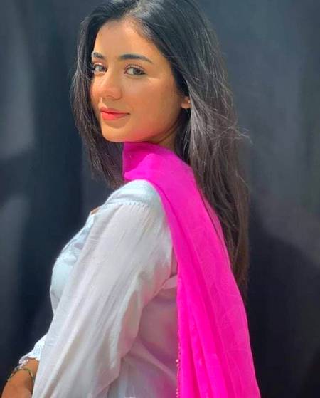 یہ سُمبل سے گیسوں یہ عارض گلابی    
  زمانے میں لائیں گے اک دن خرابی