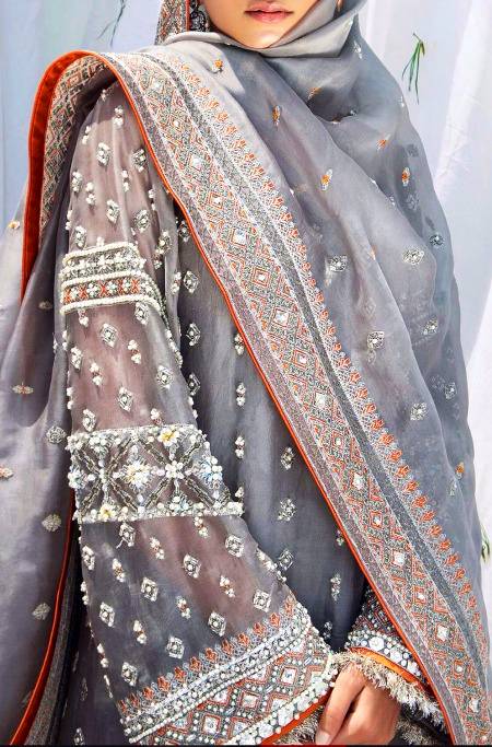 یونہی نہیں پھیکے پڑے یہ رنگ 
ہجر کے بادل ہیں برسے ان پر 🥀