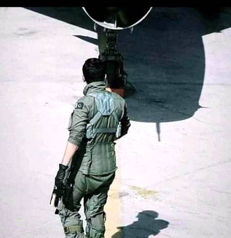 زندگی میں کبھی ہار نہ مانوں۔۔۔۔!!
 اوراتنا آگے بڑھو کے😊😊
آگے والا رک کر کہے۔
”جا پہلے تو دفع ہو جا“😜
✌