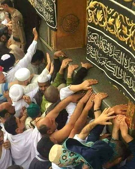 جبــ انسـان بـــےحـــد تڪلیـفـ میـــں ہــــوتـــا ہــے
اور مسڪرا ڪـر یـہ ڪہتا ہــے 
میـں نـے یـہ معـــاملـہ اللّٰــہﷻ ڪـے ســپرد ڪیــاتــو یقیـن مـــانـو فـرش سـے لـے ڪـر 
عـرش تڪــ ہــــر چیـز لـرز جـــاتـی ہـے 
اور وہ " آہ " سیـدھــا سـاتـویں
 آسمــان تڪــ پہنچ جــاتـی ہـے 
◦•●◉✿💜✿◉●•◦
