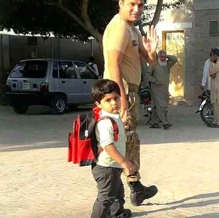 میجر ندیم عباس شہید کی اپنے بیٹے کے ساتھ ایک یادگار تصویر.....قدر کرو ان جوانوں کی جو آپ کے بچوں کا مستقبل
سنوارنے کے لیے اپنے بچے یتیم کرتے ہیں🙏❤
شہداءوطن  🇵🇰
💔💔💔