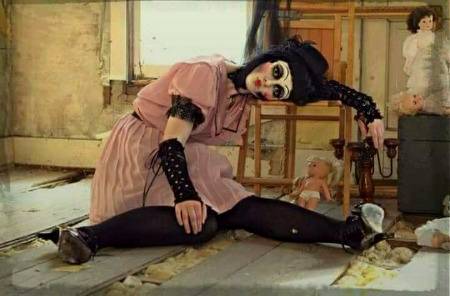 ﺗﻤﺎﺵ ﺑﯿﻦ ﺳﻤﺠﻬﺘﮯ ﺭﮨﮯ ﮐﮧ ﮐﺮﺗﺐ ﮨﮯ
ﭼﻠﯽ ﮔﺌﯽ ﺗﻬﯽ ﺣﻘﯿﻘﺖ ﻣﯿﮟ ﺟﺎﮞ ﻣﺪﺍﺭﯼ ﮐﯽ