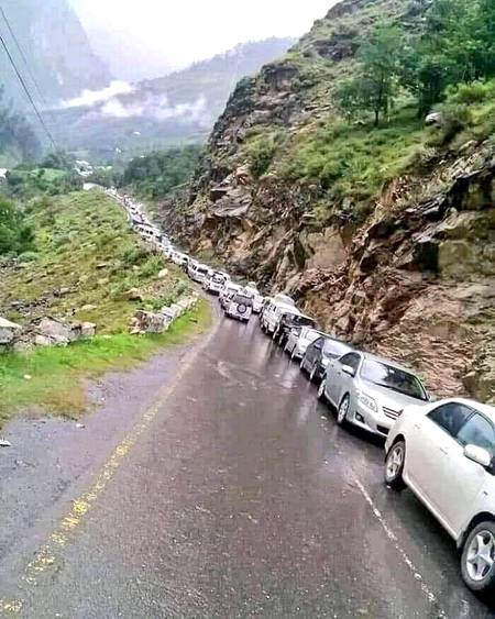 یہ تصویر KPK کی وادی سوات کی سڑک ہے اور ان گاڑیوں میں بیٹھے لوگ پورے پاکستان سے یہاں جمع ہیں اور انکا ڈسپلن ٹھیک کرنے کے لئے کوئی وارڈن بھی موجود نہیں ہے
روشن پاکستان کا خوبصورت باشعور چہرہ

پاکستان کا مثبت چہرہ دنیا کو دکھانے میں ہماری مدد کیجیے اور اس پوسٹ کو شیئر کردیں