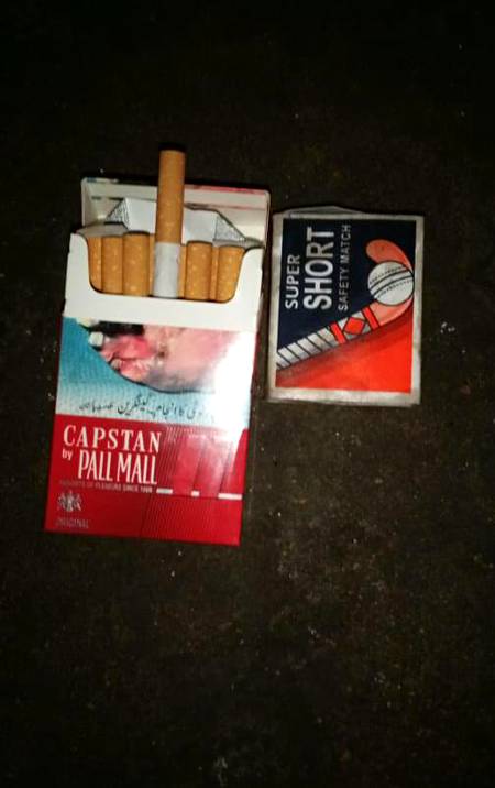 تنہائ, اندھیری رات, سگریٹ, تیری یاد اور میں.CAPSTAN