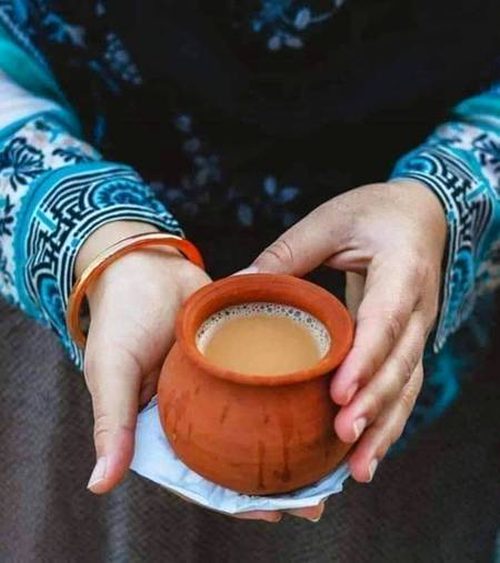 چائے کو بھی یہ وصف حاصل ہے ـ لیکن تم سے بات کر کے بھی ـ تھکن اتر جاتی ہے ـ🖤