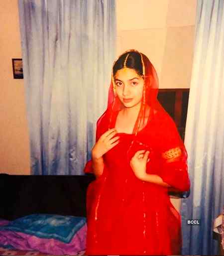 ...Mahira khan Old Pic...