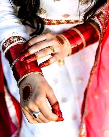 عید پر بہت یاد آئیں گی
کچھ لوگ کچھ باتیں 
کچھ مذاق کچھ وعدے