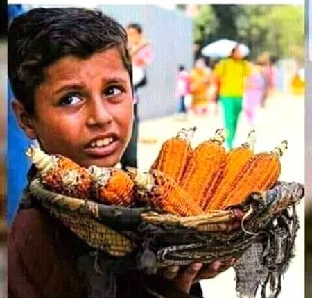 اُٹھائے ہر طرح کے بوجھ...اِس ظالم زمانے کے
۔
یہ غربت اور خودداری مجھے جھکنے نہیں دیتی