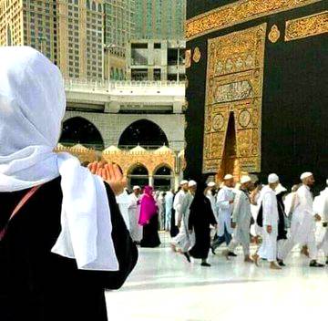 تیری جالیوں کے نیچے تیری رحمتوں کے سائے
جسے دیکھنی ہو جنت وہ مدینہ دیکھ آئے ۔