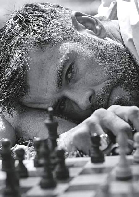 ﺟﯿﺘﻨﮯ ﺳﮯ ﻣﺠﮭﮯ ﺷﻐﻒ ﮨﯽ ﻧﮩﯿﮟ
ﺗﯿﺮﯼ ﺩﯼ ﮨﻮﺋﯽ ﻣﺎﺕ ﻣﯿﮟ ﮔُﻢ ﮨﻮﮞ