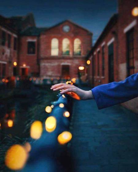 ﭘﮩﻠﯽ ﻣﺤﺒﺖ 
ﭘﺮﺍﻧﮯ ﻣﻘﺪﻣﮯ ﮐﯽ ﻃﺮﺡ ﮬﻮﺗﯽ ﮬﮯ،
،ﻧﮧ ﺧﺘﻢ ﮬﻮﺗﯽ ﮬﮯ،
،ﻧﮧ ﺍﻧﺴﺎﻥ ﺑﺎﻋﺰﺕ ﺑﺮﯼ ﮬﻮﺗﺎ ﮬﮯ