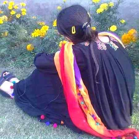 دنیا کو اگر پتہ چل جائے میں تمہیں کتنا چاہتا ہوں

آدھی رشک سے مر جائے آدھی حسد سے مر جائے.