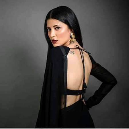 جس نے دیکھا تجھے دعـوے کو ترے مان لیا
حُــــسن تیـرا کبھـی مـحتاج دلائل نہ ہوا
💕M@hi💕