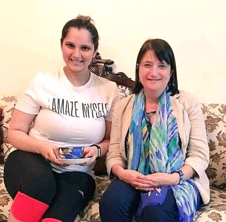 .q1 
Who the Lady on Right Side With Sania Bhabi ??? 😑😑😑