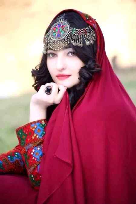 ستا دپستو پستو خبرو په ارمان کی یمه !
مینه چی نه کوی خبری خو کوه جانانه