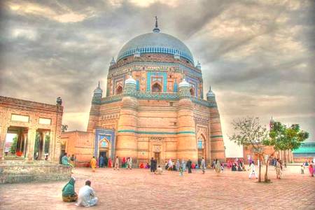 مسقط میں نہ لندن نہ کہیں اورملیں گے
دنیا سے وبا جائے تو ملتان میں ملیں گے...😍