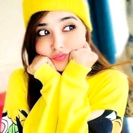 Yaa dakh rahi hai ka koi boy Mily lakin dhondh nhi rah pta hai kio