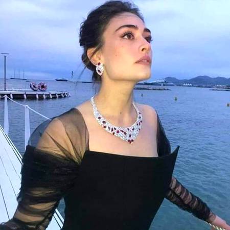 تیرا جمـال فسانوں میں رنگ بھرتا ہے
تیرے شباب سے دلکش میری کہانی ہے

💕M@hi💕