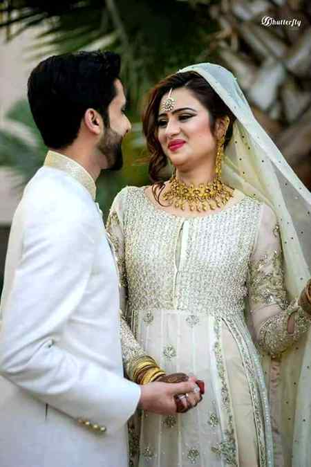 Khuch lazfo ki terteb sy Banti Hy shaire❣️ khuch chehry be pori ghazal huwa karty Hy 🥰