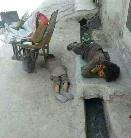 لوگوں کو ٹماٹر آلو پیاز میں تو اللّہ کے نام نظر آجاتے ہیں۔ لیکن آنکھوں کے سامنے اللّہ کے بندے نظر نہیں آتے ۔
یا اللّہ ان غریبوں کی مدد فرما ۔
آمیـــن ثم آمیــن یا رب العالمین