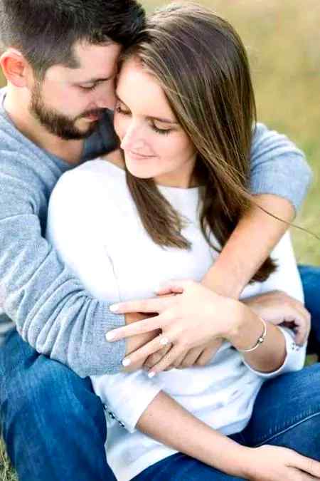دل کرتا ھے جان ❤ تیری باہوں میں آ کر 💑 👈۔۔ Dont distrub us😏 کا بورڈ لگوا دوں....!! 😍😙😘😉