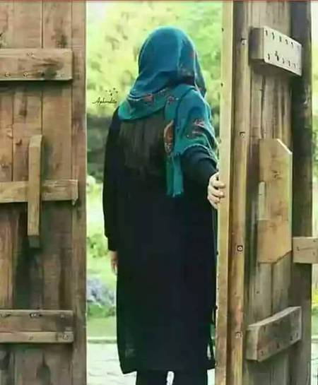 ﻣﯿــﺮﮮ ﺩﺭﻭﺍﺯﮮ ﭘﺮ
ﺍﺯﯾﺖ ﭘﺴـﻨﺪ ﺑﮭﯽ ﻧﮩﯿﮟ ﻟﮑﮭﺎ ﮨﻮﺍ
ﭘﮭﺮ ﺑﮭﯽ ﻧﮧ ﺟﺎﻧﮯ ﮐﯿــﻮﮞ ﺟﻮ ﺑﮭﯽ ﺁﺗﺎ ﮨﮯ
ﺩﺭﺩ ﺩﯾﻨـــﮯ ﮨﯽ ﺁﺗــــﺎ ﮨے