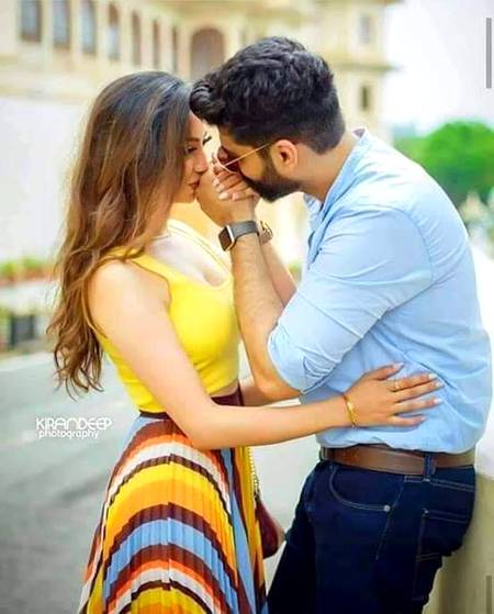 اُسے ھر ذائقہ ملتا تھا میرے نرم ہونٹوں میں
کبھی شیریں بتاتا تھا، کبھی نمکین کہتا تھا
💞M@hi💕
