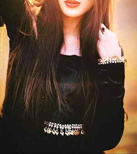 Apna mqaam hmeshan alag bna k chlti hon β____β
Nazren nichi par sar utha k chlti hon β____βππ