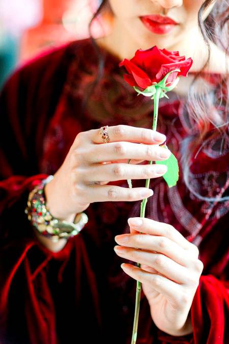 آئینے کو بھی حیرت میں ڈال دیتا ہے کسی کسی کو خدا یہ کمال دیتا ہے