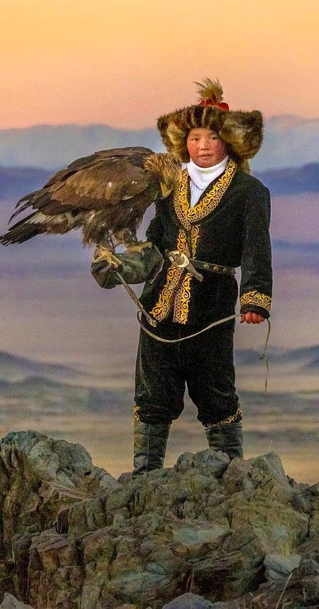 13 years old Asholplan trains to become the first female in twelve generation of her Kazakh family to become an eagle huntress.