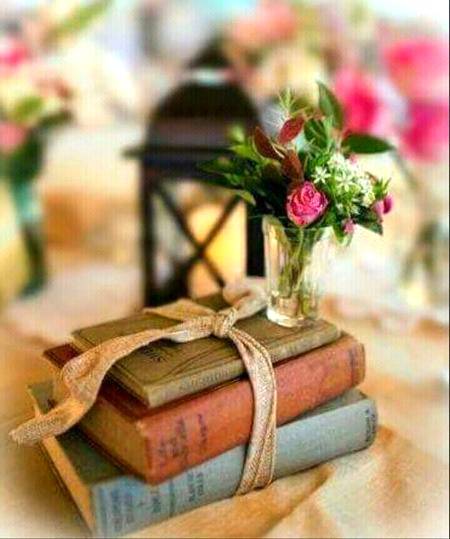 *✍🏻مجھے ایسا نہیں  بننا کہ میرا وجود کسی کی آنکھ میں  نمی لائے، میری باتیں کسی کے لیئے اذیت بنیں ، مجھے یہ چاہ بھی نہیں ھے کہ ہر وقت میں لوگوں کے لبوں پر واہ واہ کی طرح سجا رہوں۔ نہ آہ بننا نہ واہ بننا۔ آہ سے میری دنیا و آخرت برباد، اور واہ کا نشہ تکبر میں ڈبو دے گا۔ اسلئیے خود کو ہمیشہ سے گمنام رکھا ھے۔ اور کبھی اچانک ہی ان گمنام راہوں پہ میں ہمیشہ کیلئے چپ ہوجاوں