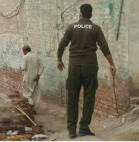 Police walo ny is ko vaccine diye ab ghar ja rha ha