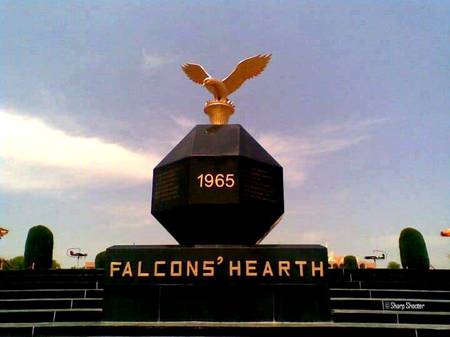 ہم جلد بازی میں چلتے ہوئے ہمیشہ مایوسیوں کے کسی اندھے کنویں میں گرتے ہیں.