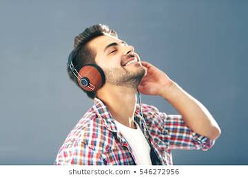 Men dhondny jo kbhi jeeny ki wajaah nikla ptaa chala k ghalat le k men ptaa niklaa...men dhondny ko zmany me jub wafa niklaa ..
