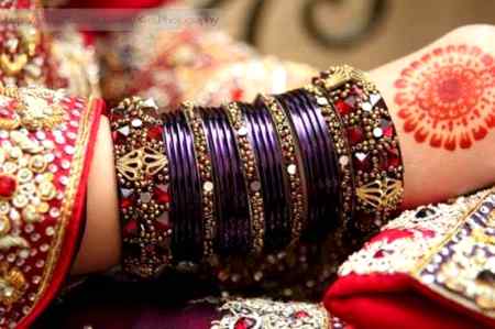 خرید سکوں جن کے لئے عید کی چوڑیاں۔❤
میں آج کل ان کلائییوں کی تلاش میں ہون۔🌹🙈