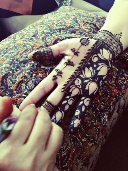 خرید سکوں جن کے لیے چوڑیاں عید کی

میں آج کل ان کلائیوں کی تلاش میں ہوں